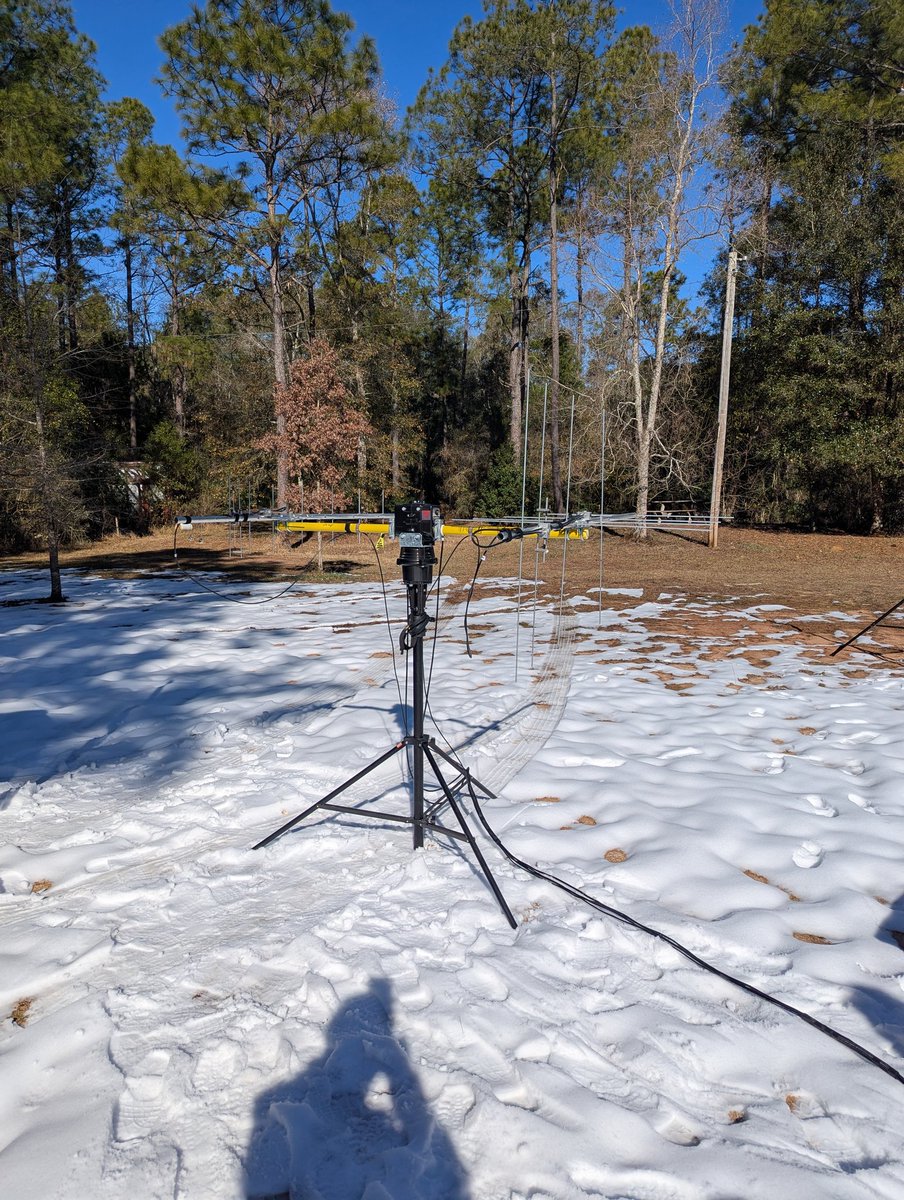 N4MZ Winter Field Day 2025 satellite array set up on snow