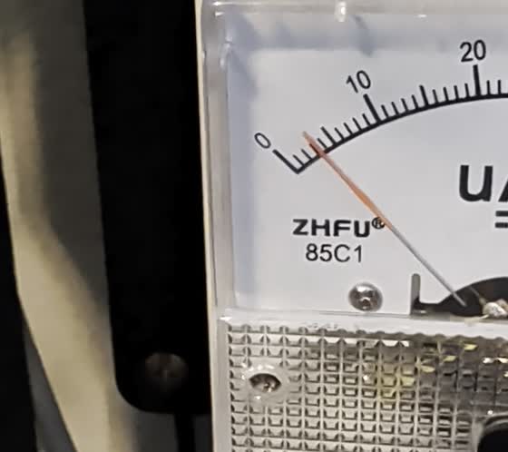 The needle on the ZHFU field strength meter during 40 W of FT8 on 15 meters. Real time, no speed-up.