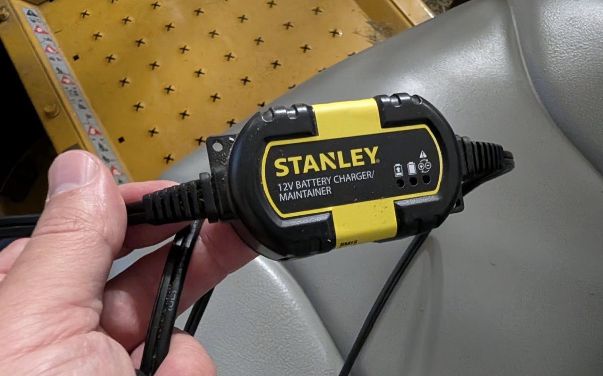 Stanley 12V Battery Charger/Maintainer